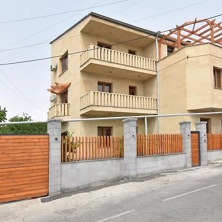 Homestay At City Center Ереван Екстериор снимка