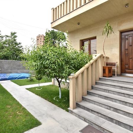 Homestay At City Center Ереван Екстериор снимка