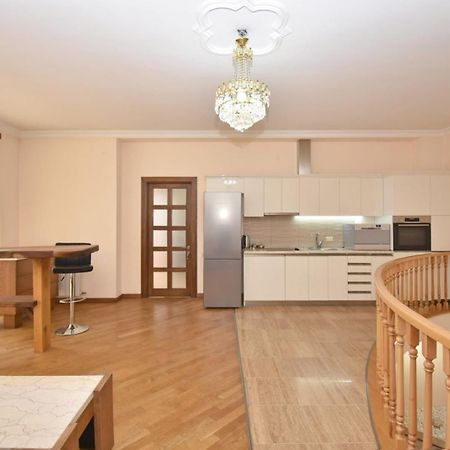 Homestay At City Center Ереван Екстериор снимка