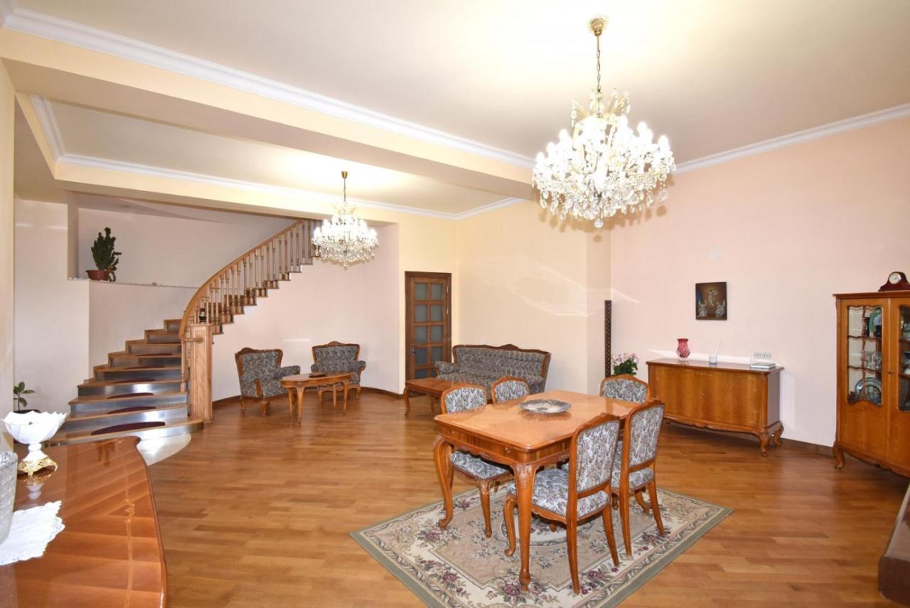 Homestay At City Center Ереван Екстериор снимка