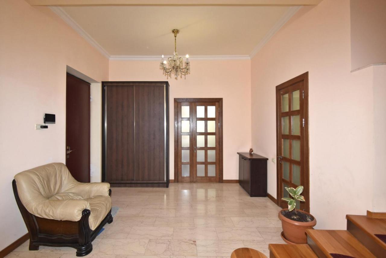Homestay At City Center Ереван Екстериор снимка