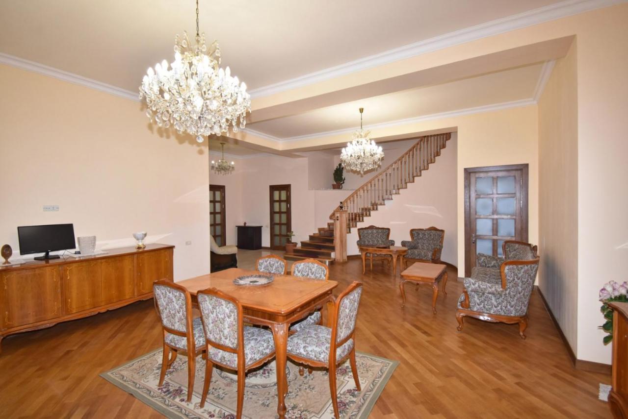 Homestay At City Center Ереван Екстериор снимка