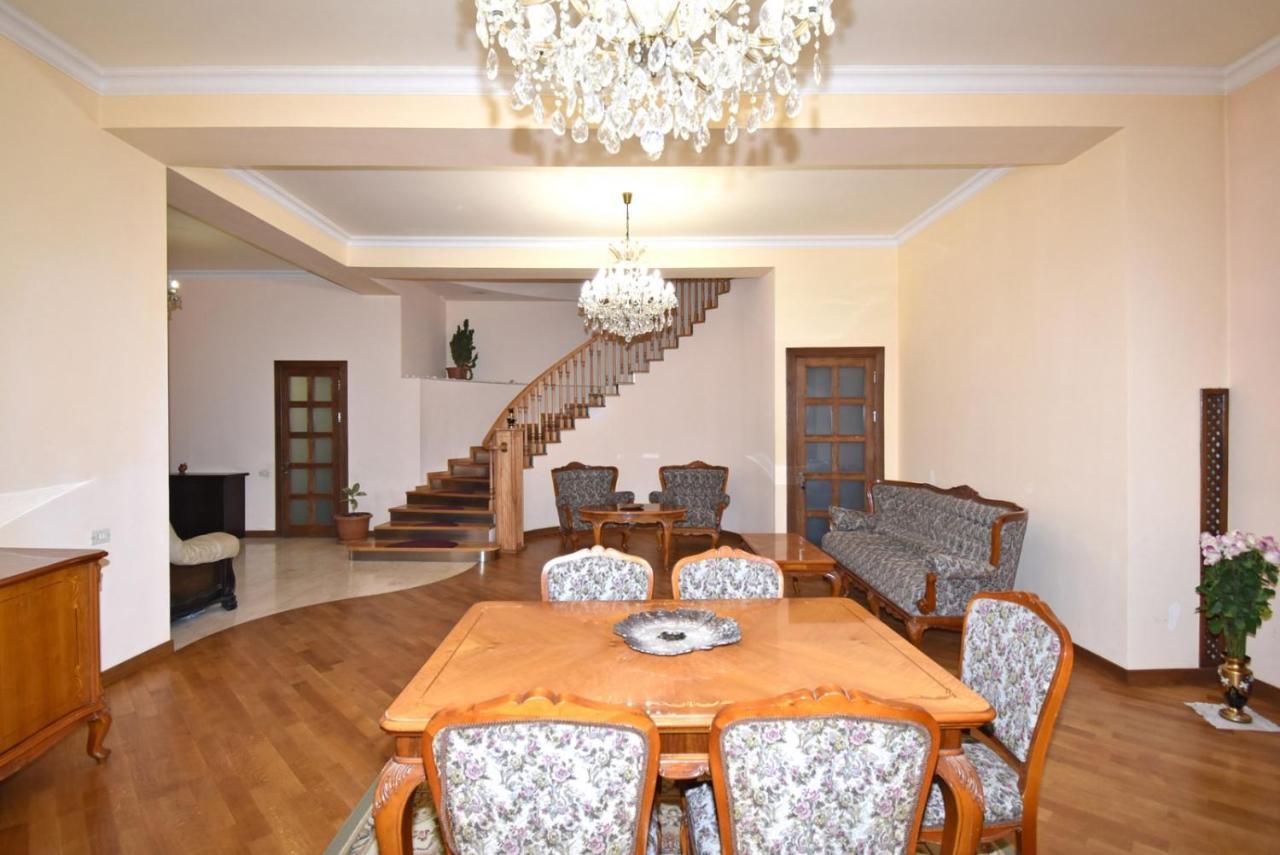 Homestay At City Center Ереван Екстериор снимка
