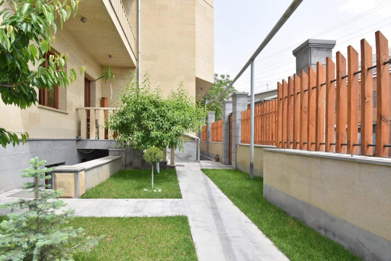 Homestay At City Center Ереван Екстериор снимка
