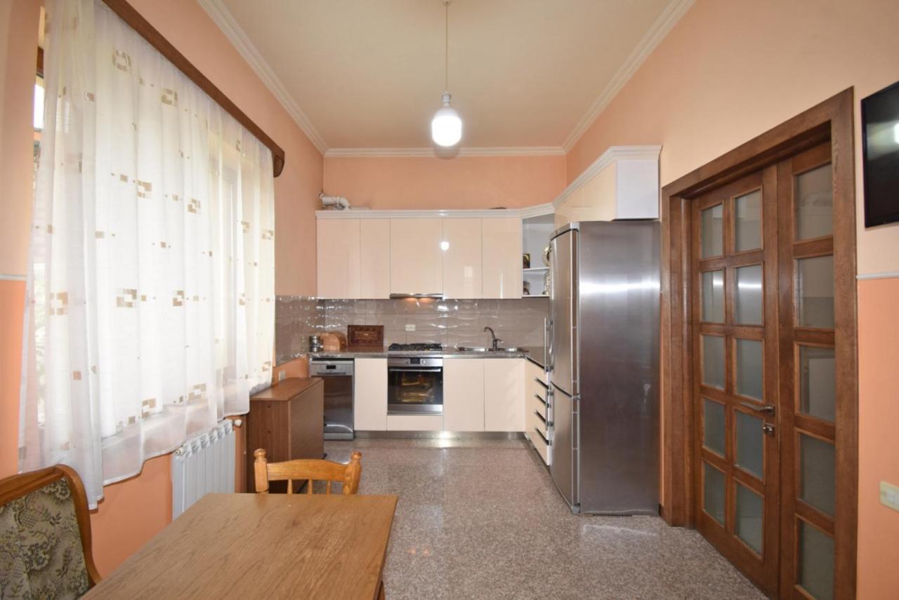 Homestay At City Center Ереван Екстериор снимка