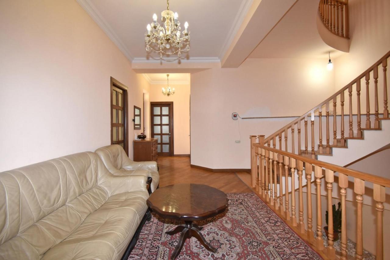 Homestay At City Center Ереван Екстериор снимка