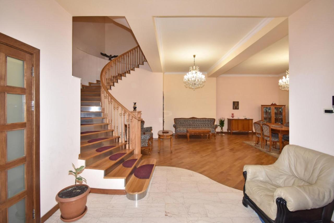 Homestay At City Center Ереван Екстериор снимка