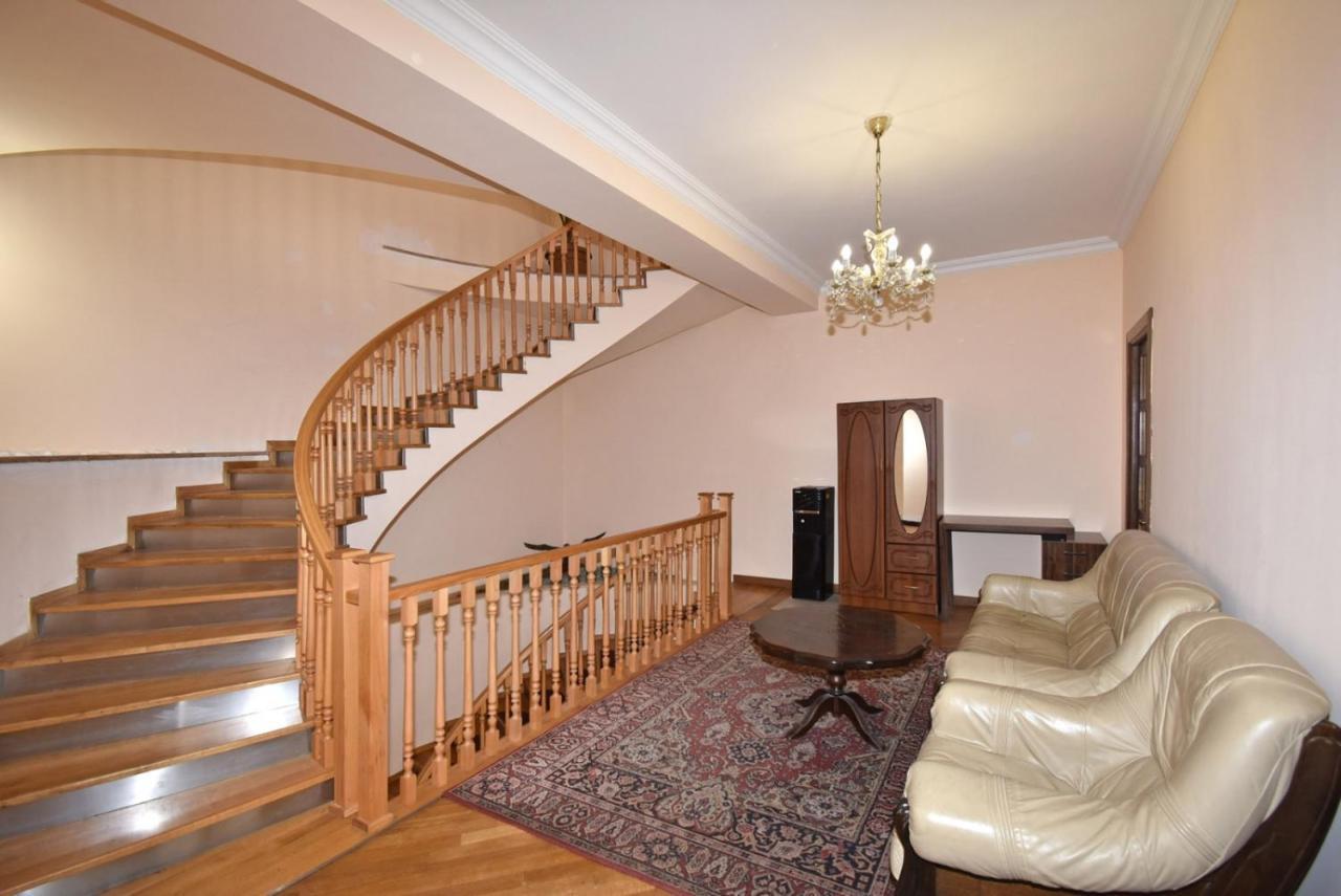 Homestay At City Center Ереван Екстериор снимка