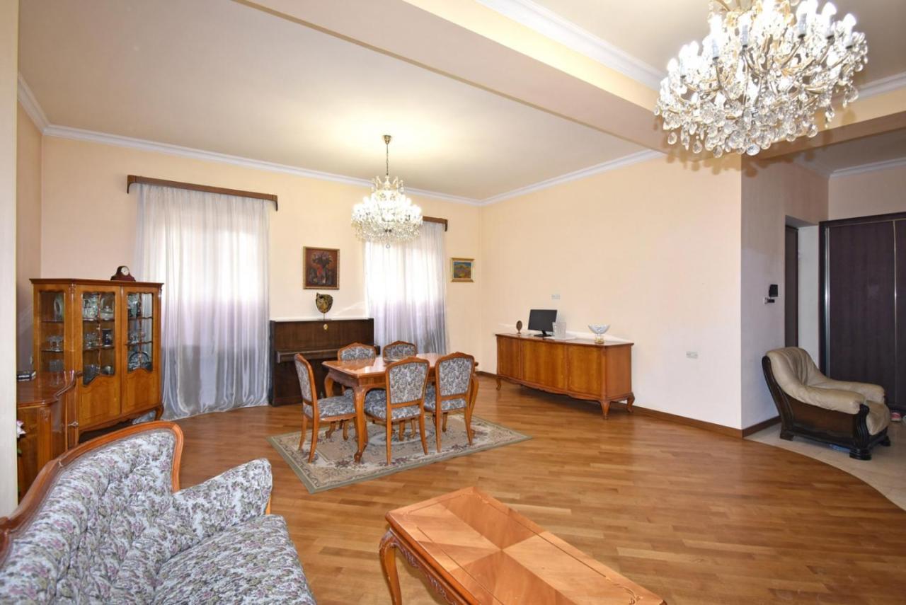Homestay At City Center Ереван Екстериор снимка