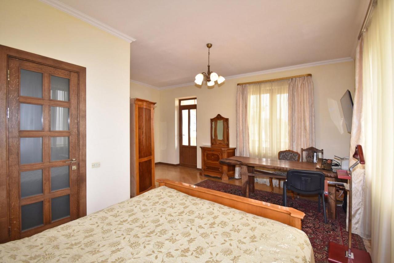 Homestay At City Center Ереван Екстериор снимка